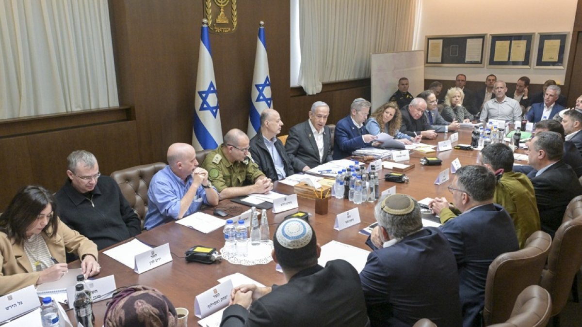 Jerusalén. Benjamín Netanyahu reunido este viernes con su gabinete de Seguridad.