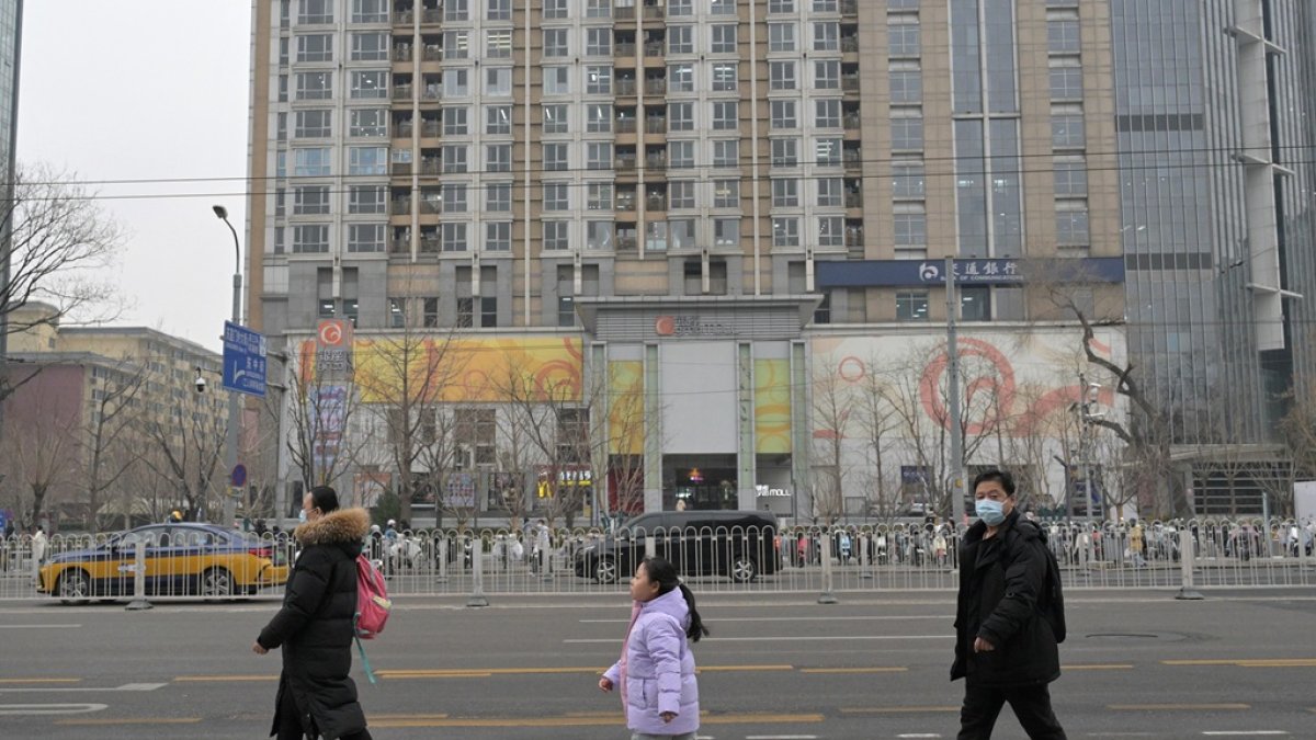 La gente camina por una calle en Pekín el 17 de enero de 2024.