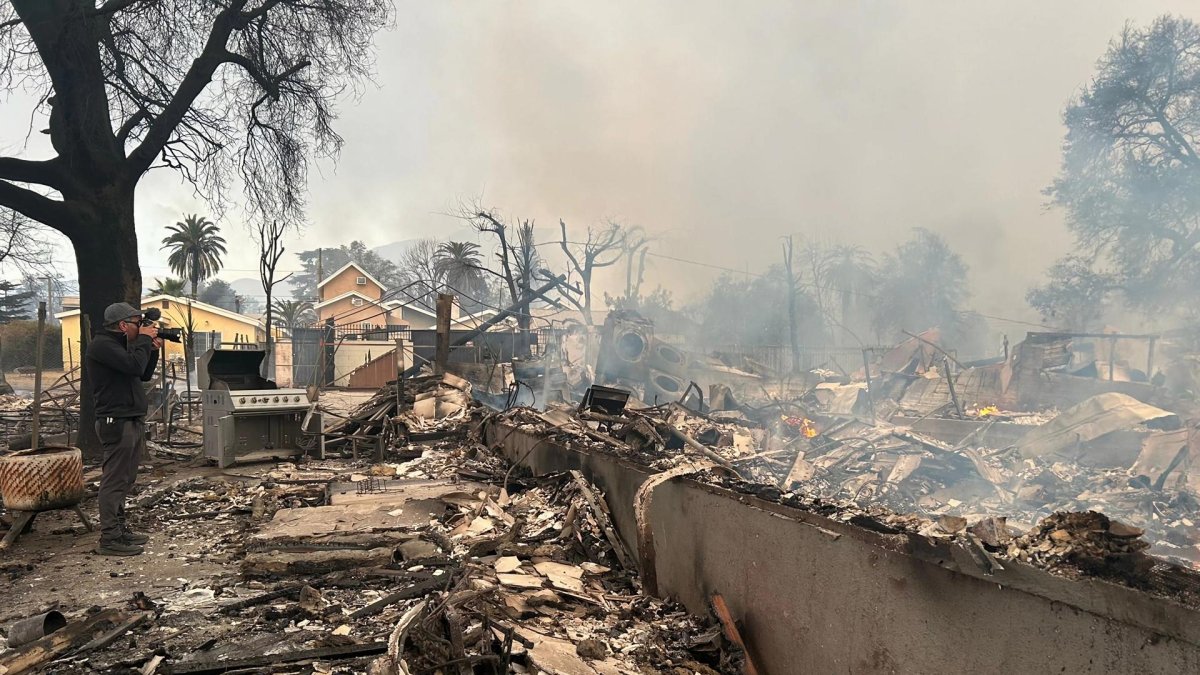 Foto cedida por Benjamín Domínguez Guevara donde se muestran las cenizas de la casa alquilada por la familia en Altadena, California (EE.UU.).