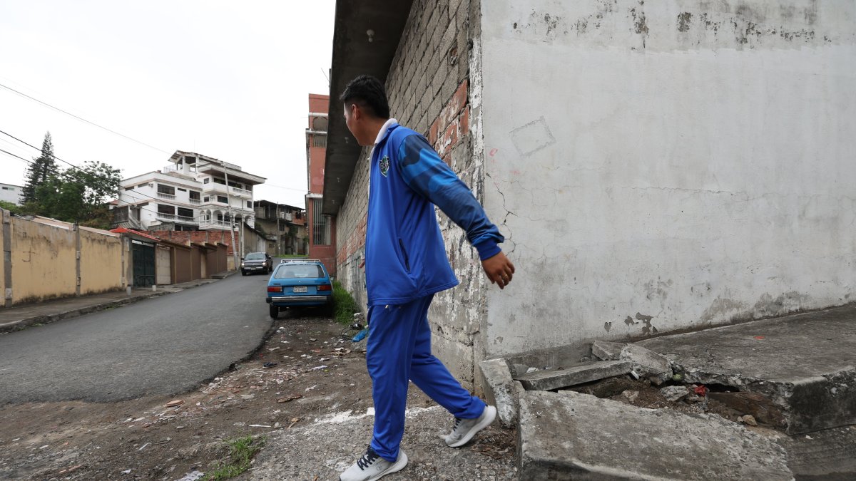 Las vías están llenas de baches y veredas en mal estado
