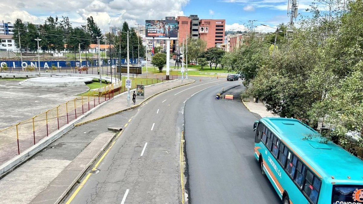 Los trabajo de rehabilitación vial continúan en el redondel del coliseo Rumiñahui.