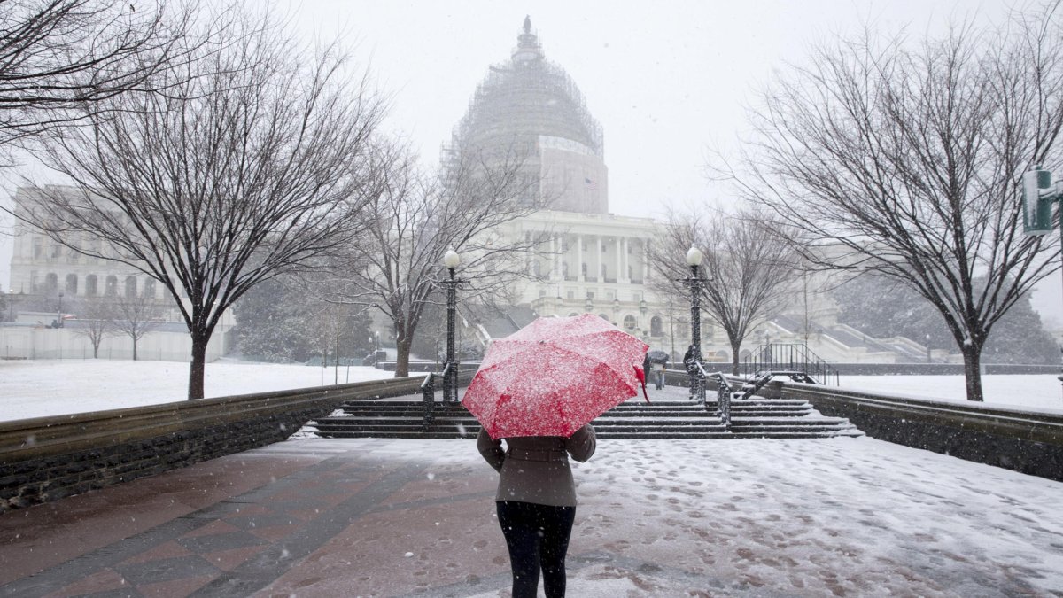 Una mujer en medio de la nieve frente al Capitalio, el 05 de marzo de 2015.