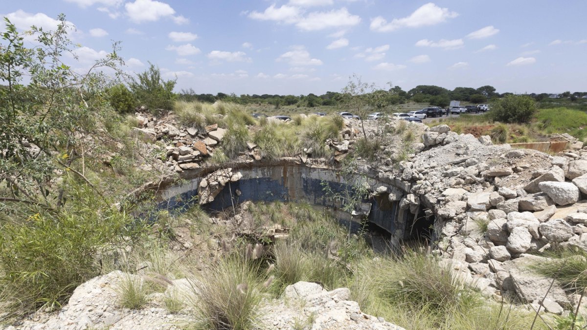 Instalación. Un pozo de mina en desuso cercano muestra la naturaleza peligrosa de los pozos de las antiguas minas comerciales.