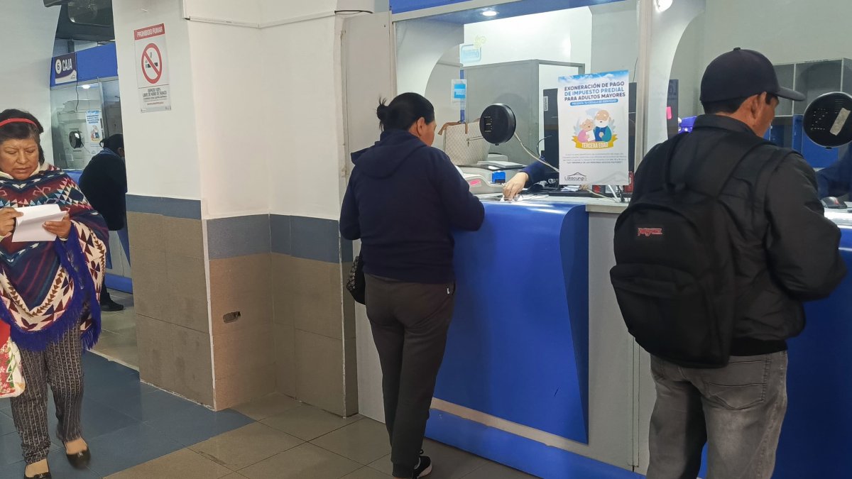 Los ciudadanos se acercan hasta las ventanillas a cancelar los impuestos.