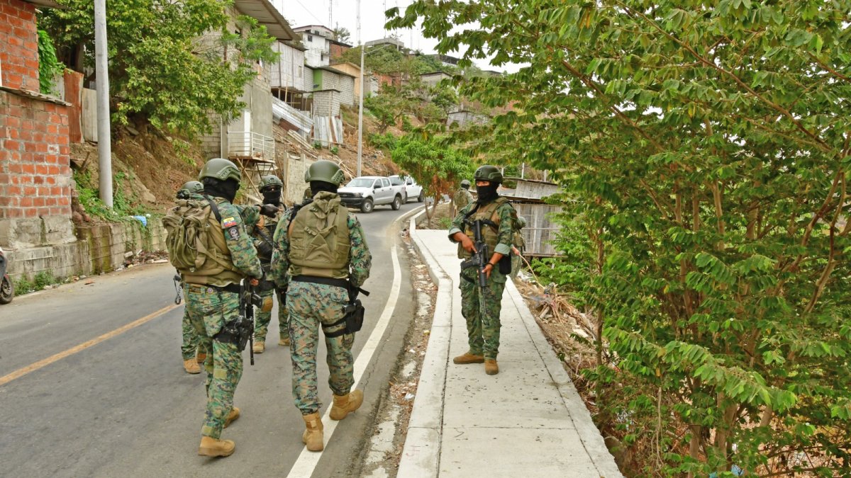 Familias denuncian desaparición de un integrante durante operativos militares.