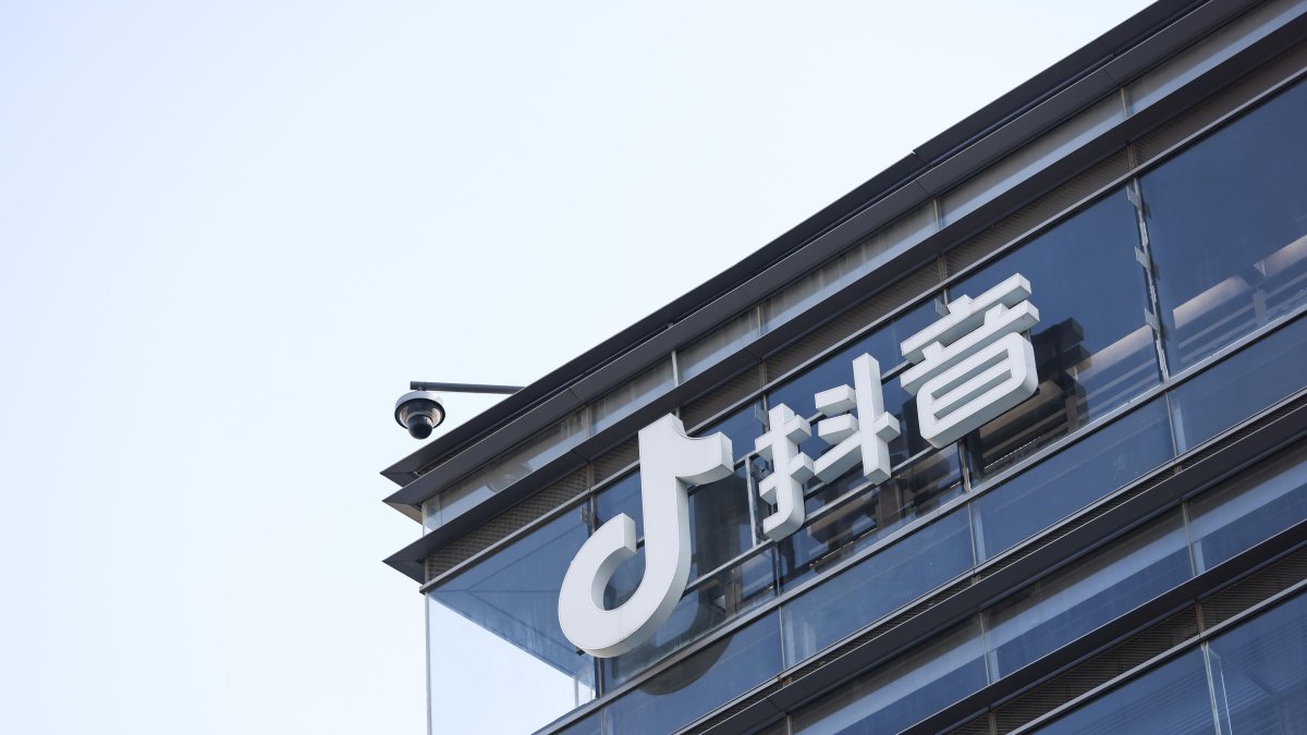 El logotipo de Douyin, la contraparte china de TikTok, en una oficina de ByteDance en Pekín (China), el 18 de enero de 2025.