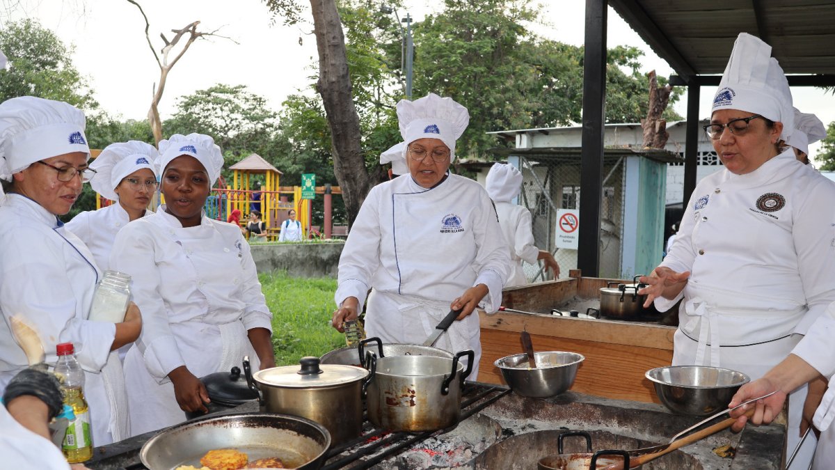 Práctica. Los estudiantes de Gastronomía utilizaron fogones de leña, una práctica ancestral para cocinar platos típicos de la costa y otras regiones.