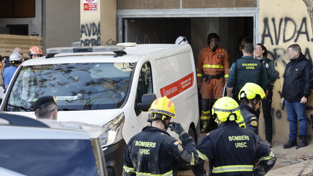 Efectivos de la Guardia Civil y del cuerpo de Bomberos en el acceso al garaje este sábado después de que una persona muriera y otra resultara herida.