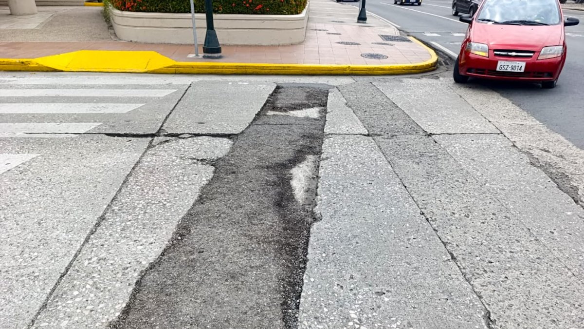 La calle presentaba daños.