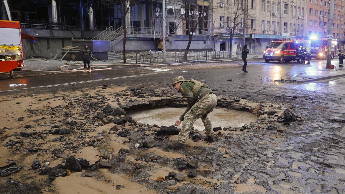 Personal de emergencias trabaja en la zona deldistrito de Shevchenkivski tras el ataque de Rusia con misiles balísticos.