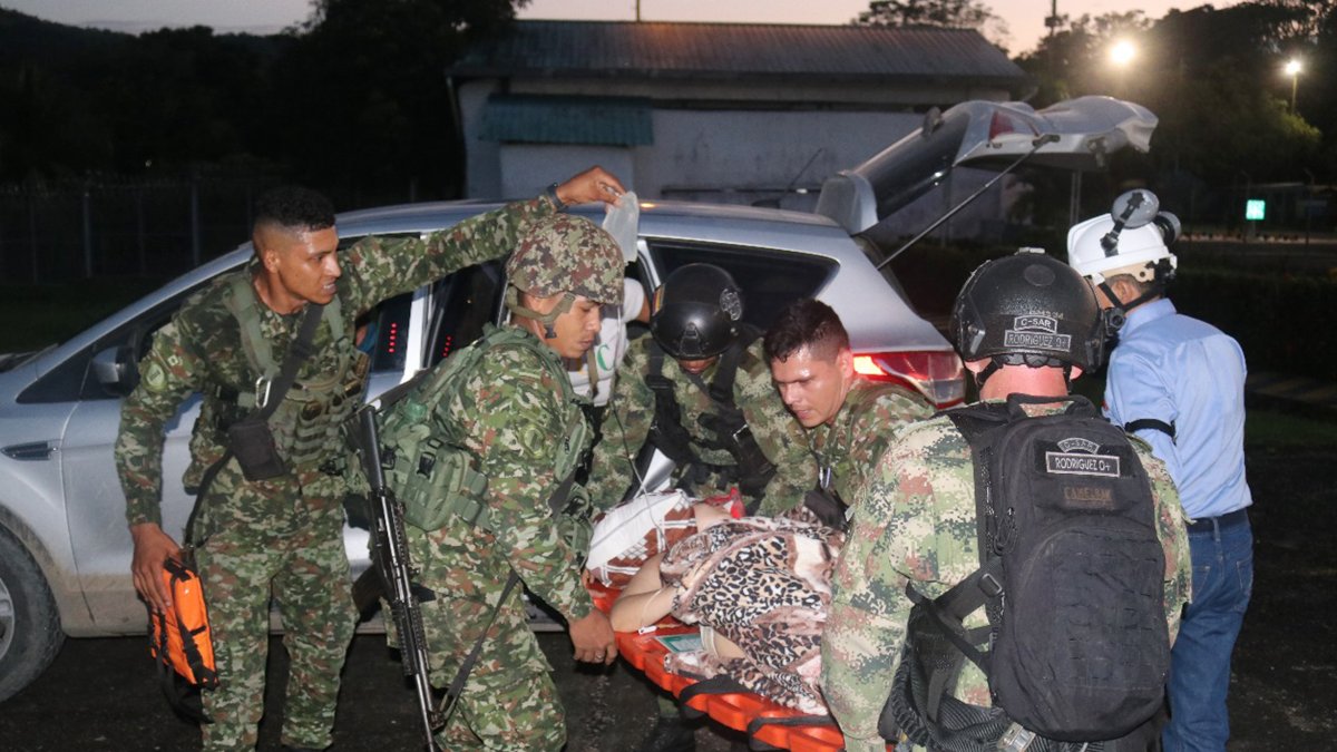 Fotografía cedida por la Brigada 30 del Ejército Nacional de Colombia de integrantes del de las Fuerzas Militares trasladando a una persona herida, en El Tarra (Colombia). 