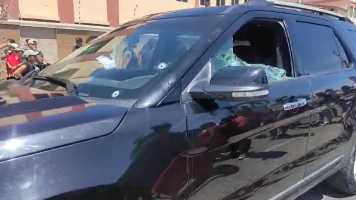 Acto. El vehículo en el que se movilizaba la jueza María Belén Cherres quedó con sus vidrios destruidos.