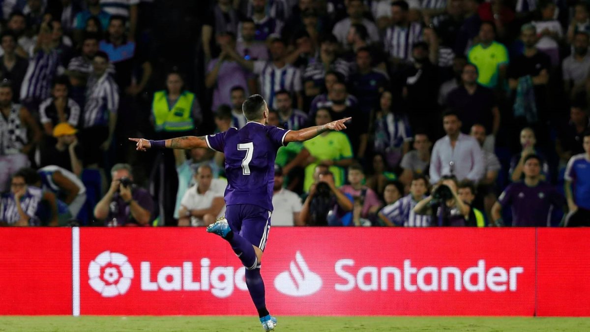 El Banco Santander puso el nombre comercial a LaLiga española durante la temporada 2016-2017 y posteriormente retomó la negociación para la campaña 2022-2023.