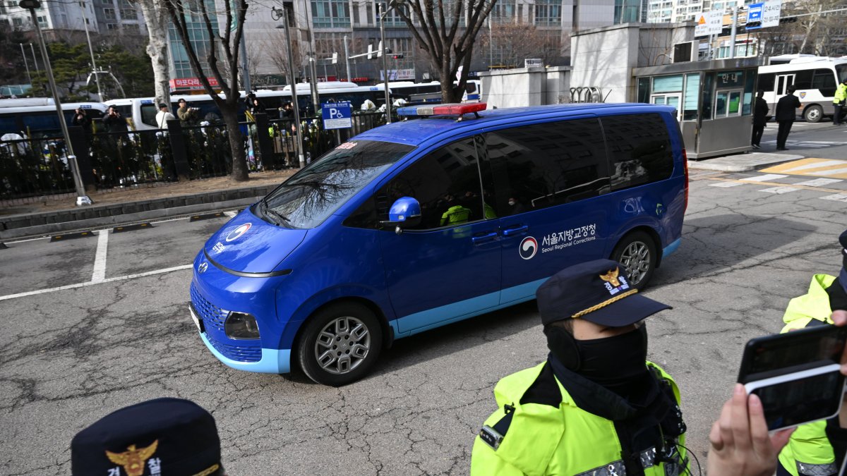 El presidente surcoreano, Yoon Suk-yeol, acudió este sábado a declarar ante el tribunal que debe decidir si extender o no el arresto del depuesto mandatario.