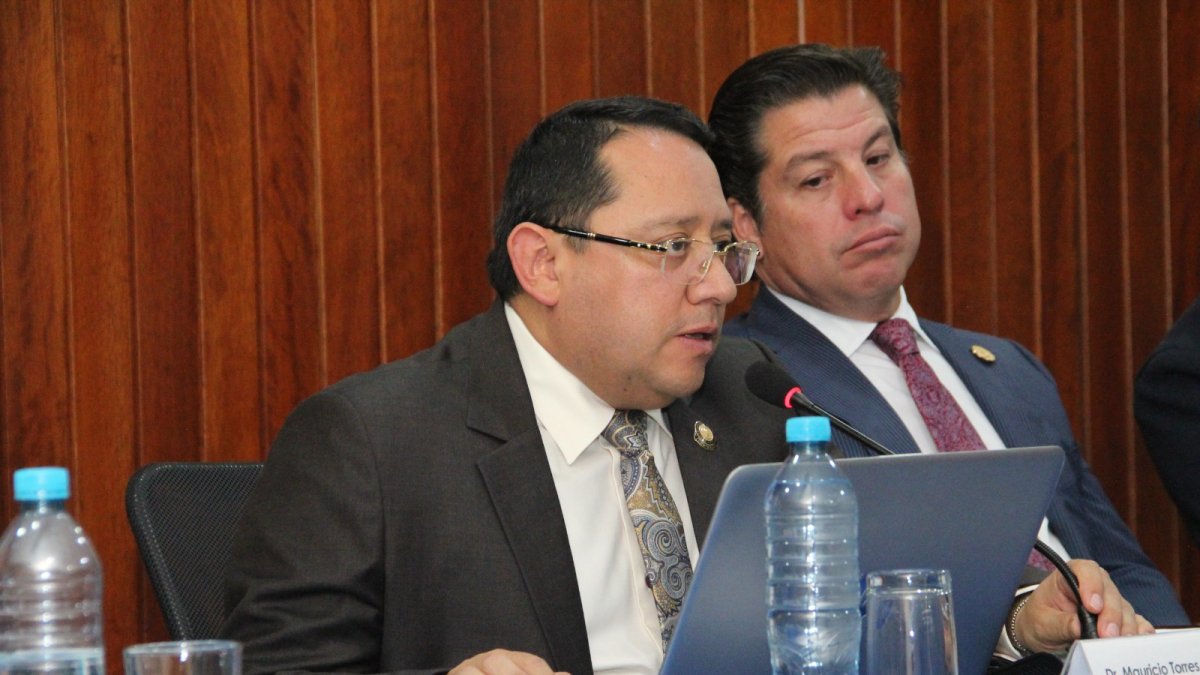 El contralor Mauricio Torres firmó el convenio con el CNE.