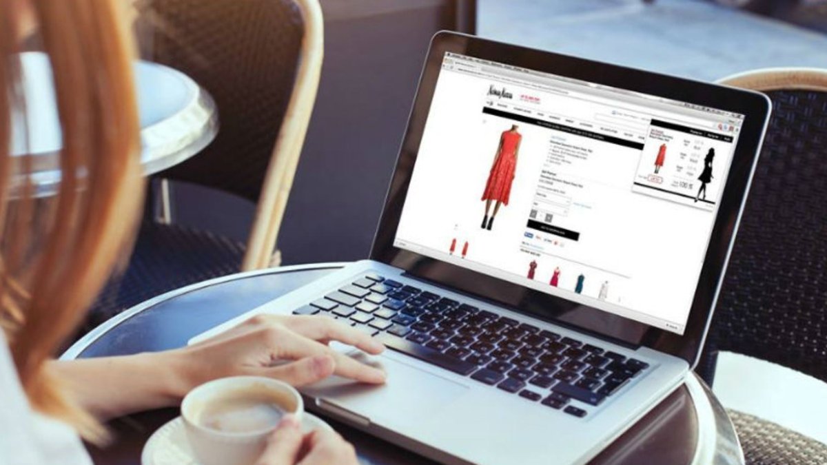 Tecnología. Una persona hace una compra virtual y al pagar la transacción se hace en tiempo real.