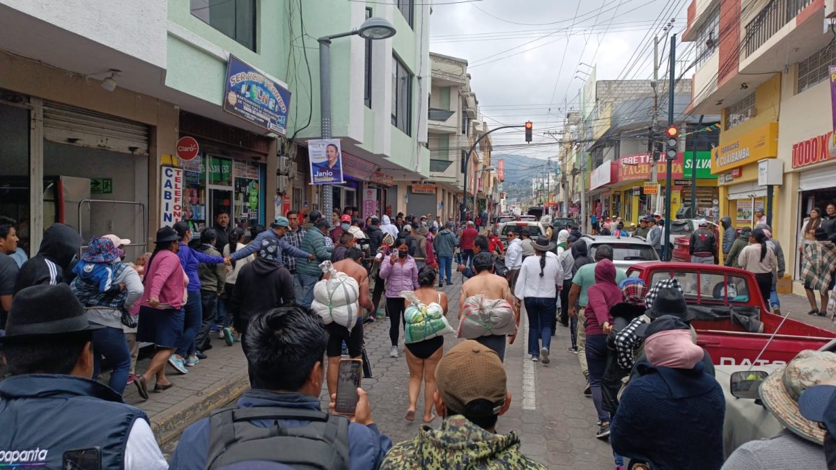 En el recorrido realizado por las calles de Saquisilí con los sospechosos de desmantelar carros.