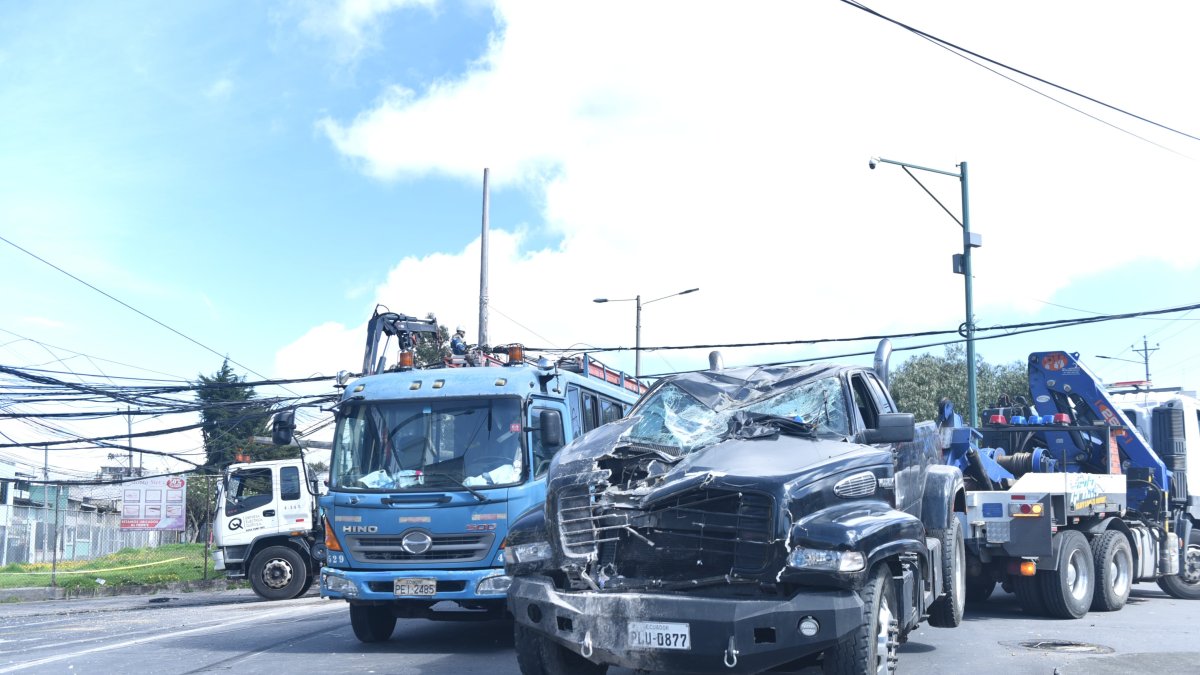 Camioneta choca en Quito y derriba postes, afectando semáforos y cableado