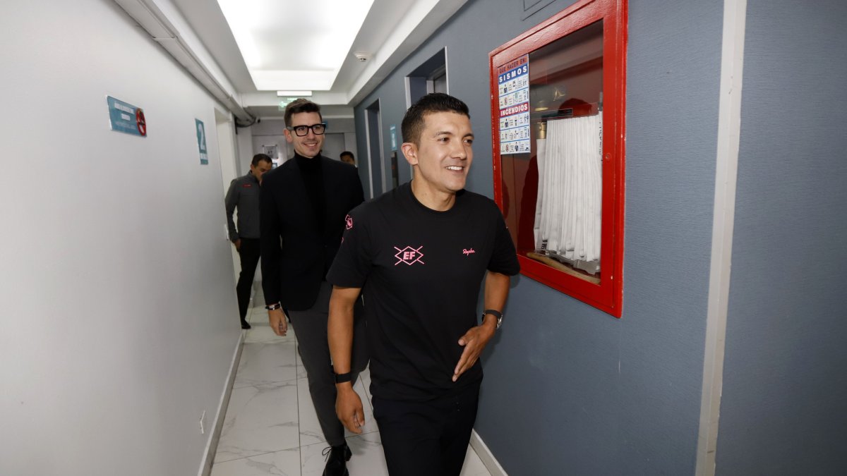 Richard Carapaz encara con optimismo una nueva temporada en el World Tour, con el Giro de Italia y el Tour de Francia como sus principales objetivos.