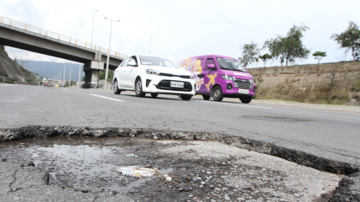 Vía. En los kilómetros siete, ocho y nueve de la Ruta todavía hay baches. Los vecinos alertaron sobre la situación que afectó a varios vehículos.