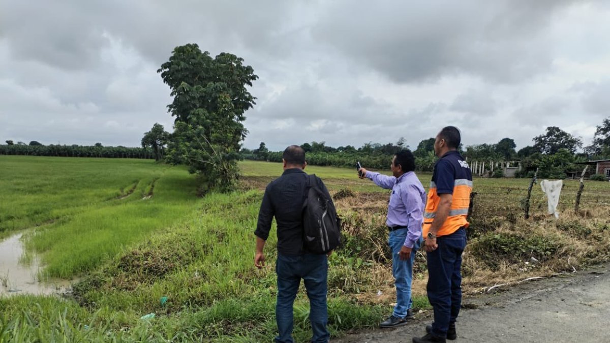 Acciones: Personal de Gestión de Riesgos supervisa las zonas que puedan presentar inundaciones.