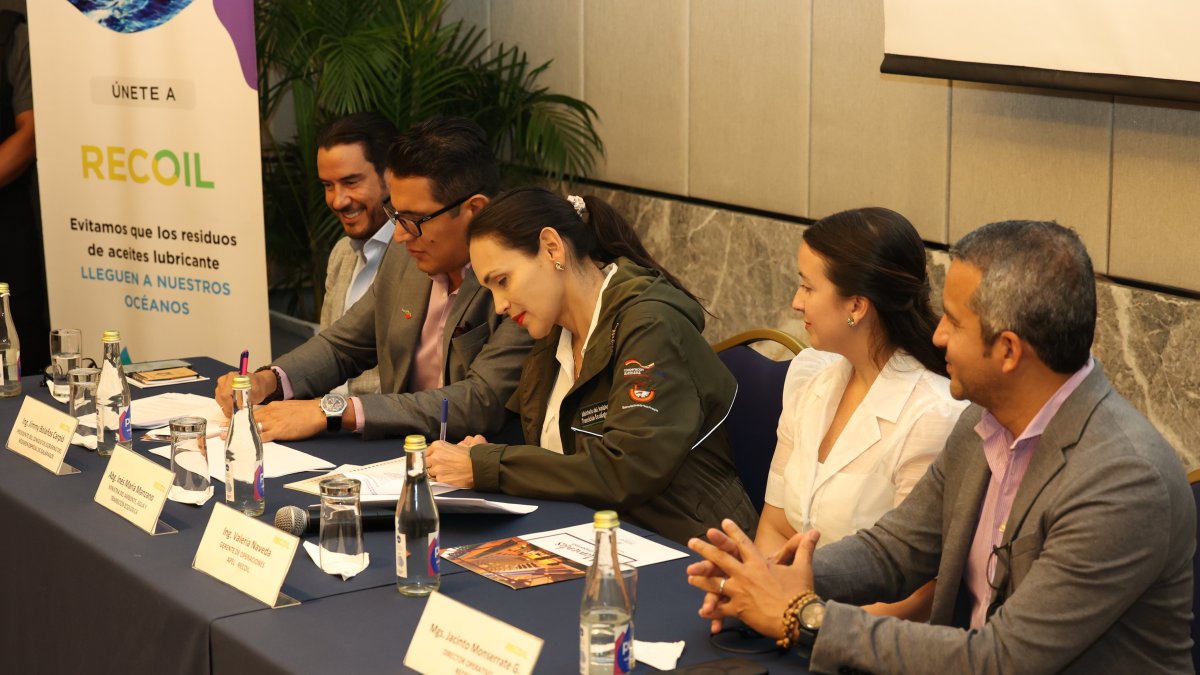 Guayaquil. Momento en que las autoridades firmaron el acuerdo, estuvo presenta la ministra Ambiente, Inés Manzano.