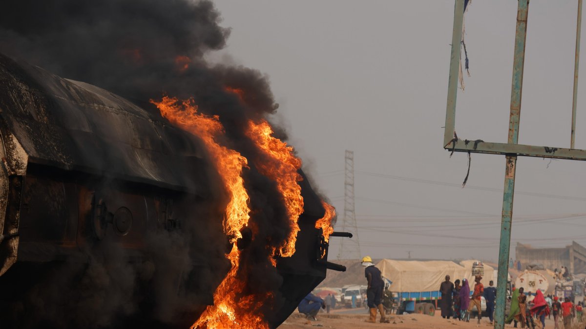 Docenas de muertos tras explosión de camión tanquero en Nigeria.