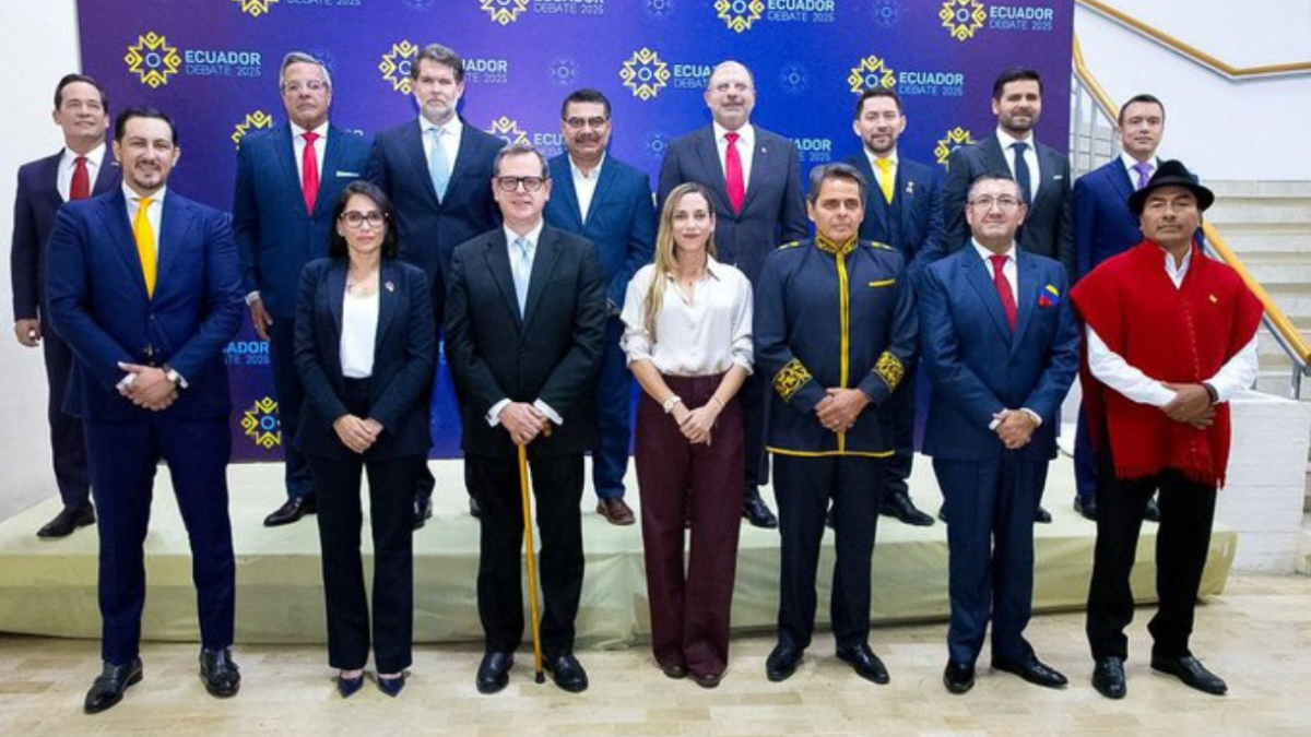 La foto de los 16 candidatos en el debate presidencial 2025.