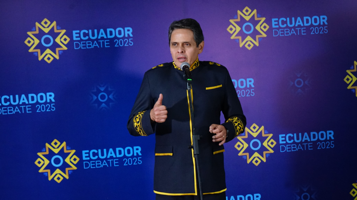 La vestimenta de Araus mostró una clara influencia de los uniformes militares y ceremoniales históricos, típicos de altos mandos.