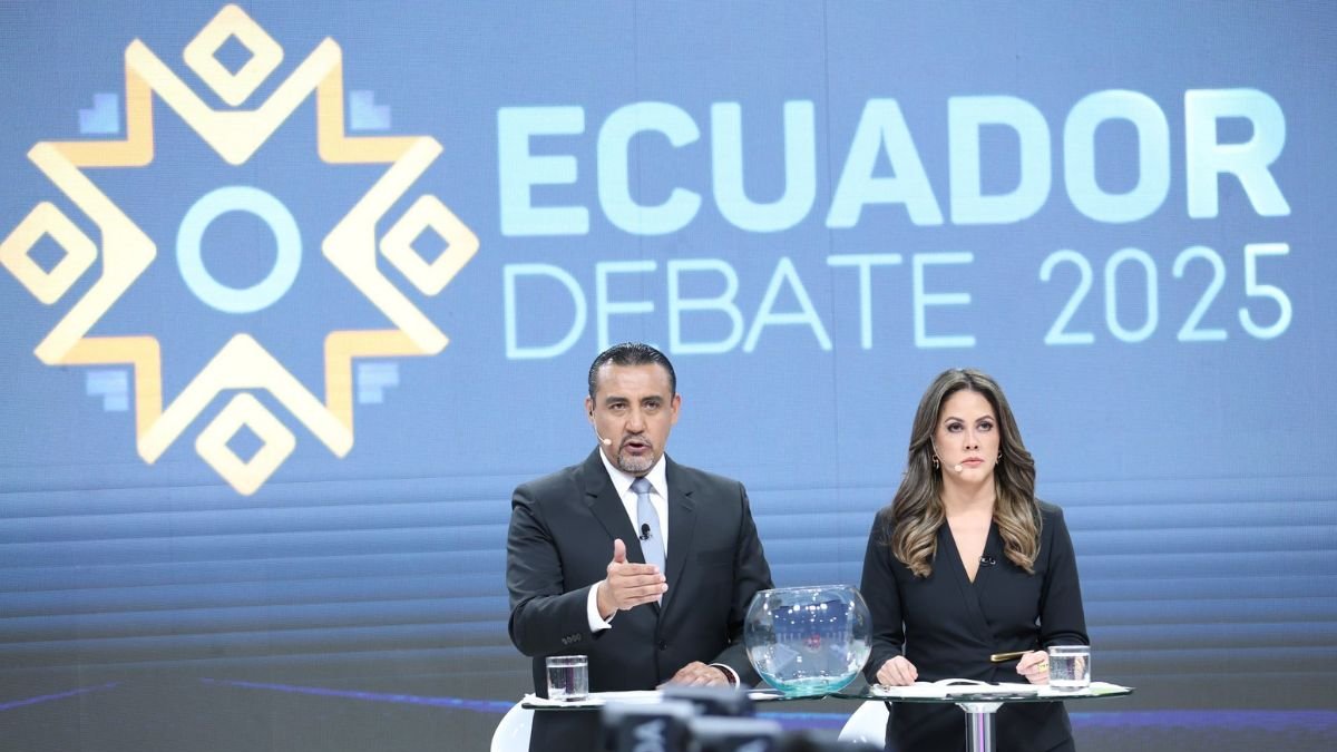 Fabricio Vela y Denisse Molina fueron los moderadores del debate.