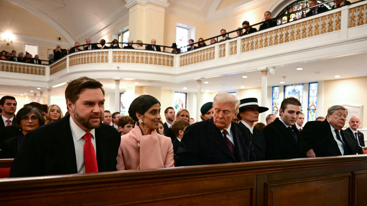 El vicepresidente electo de EE. UU. JD Vance, Usha Vance, el presidente electo de EE. UU. Donald Trump, Melania Trump y Barron Trump asisten a un servicio religioso, el 20 de enero de 2025.