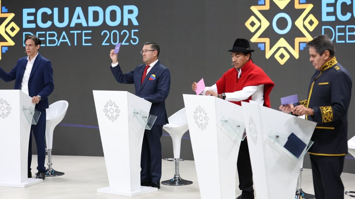 Cuatro de los 16 candidatos presidenciales que participaron en el debate.