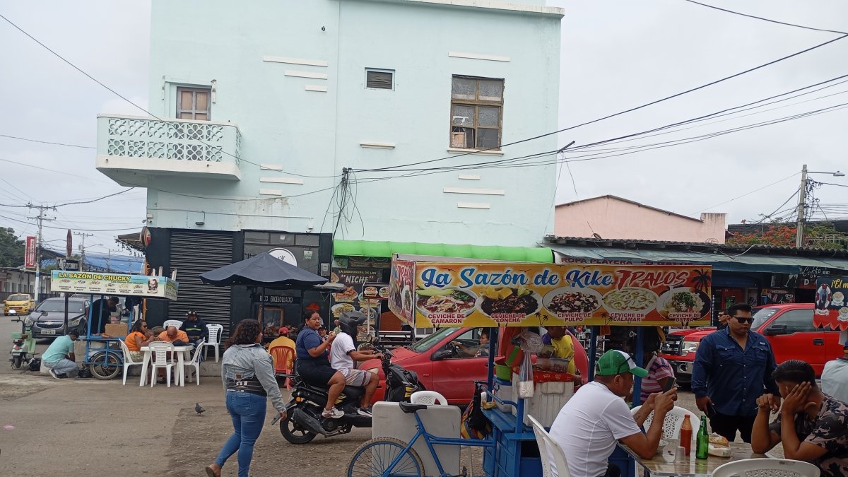 Las calles de Playas han sido obstruidas por el comercio informal. A pesar de proponer cambios, la reforma no contempla normas para abordar esta situación.