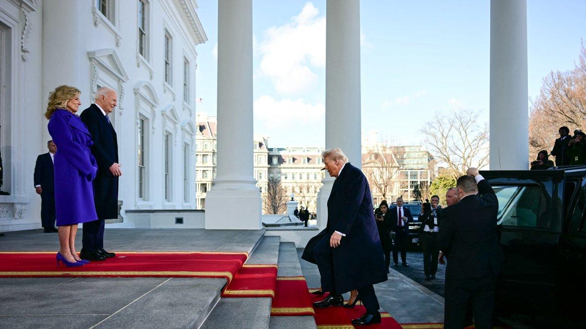 El presidente Joe Biden y la primera dama Jill Biden saludan al presidente electo Donald Trump cuando llega a la Casa Blanca en Washington, DC, el 20 de enero de 2025