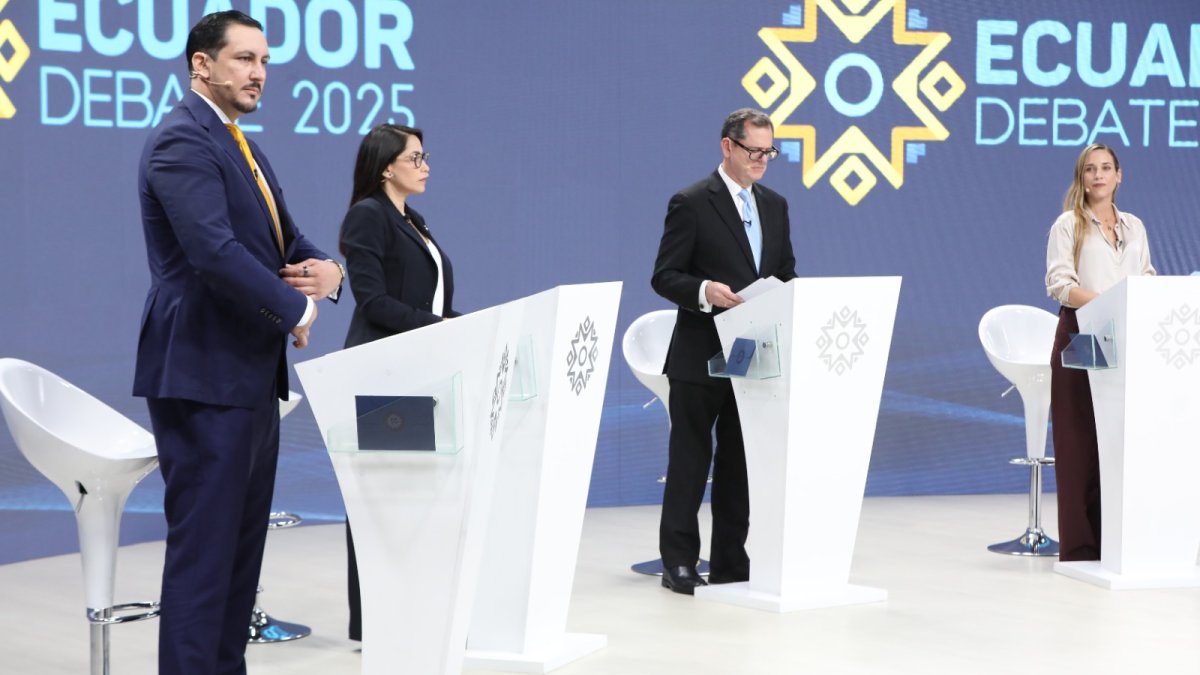 Los candidatos Enrique Gómez (i), Luisa González, Carlos Rabascall y Andrea González.