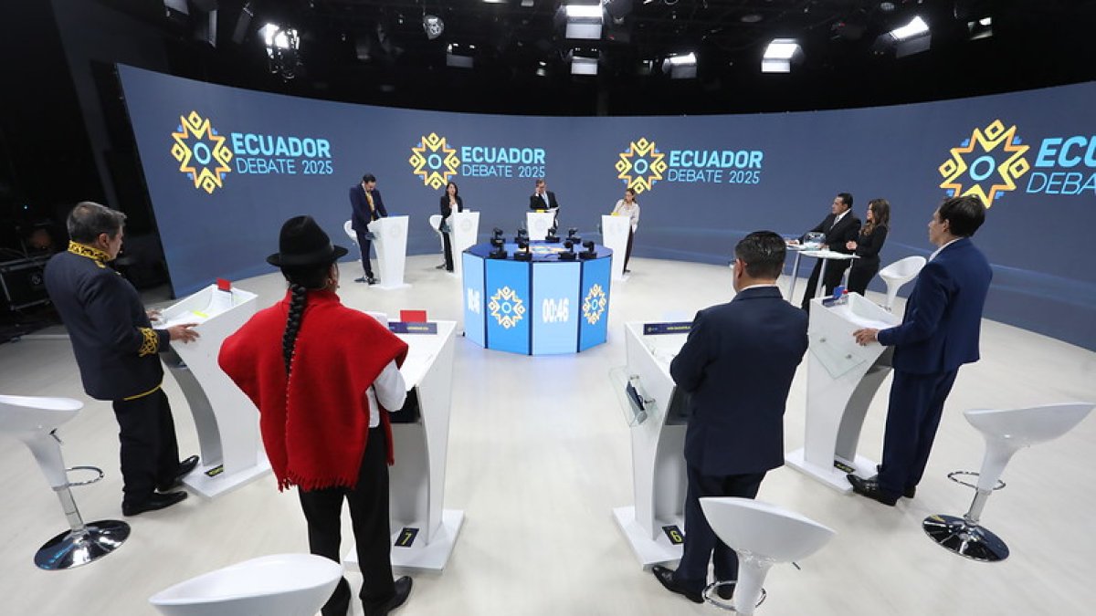 El debate presidencial 2025 fue transmitido en cadena nacional desde las 19:00; en él participaron los 16 candidatos a la Presidencia de Ecuador.