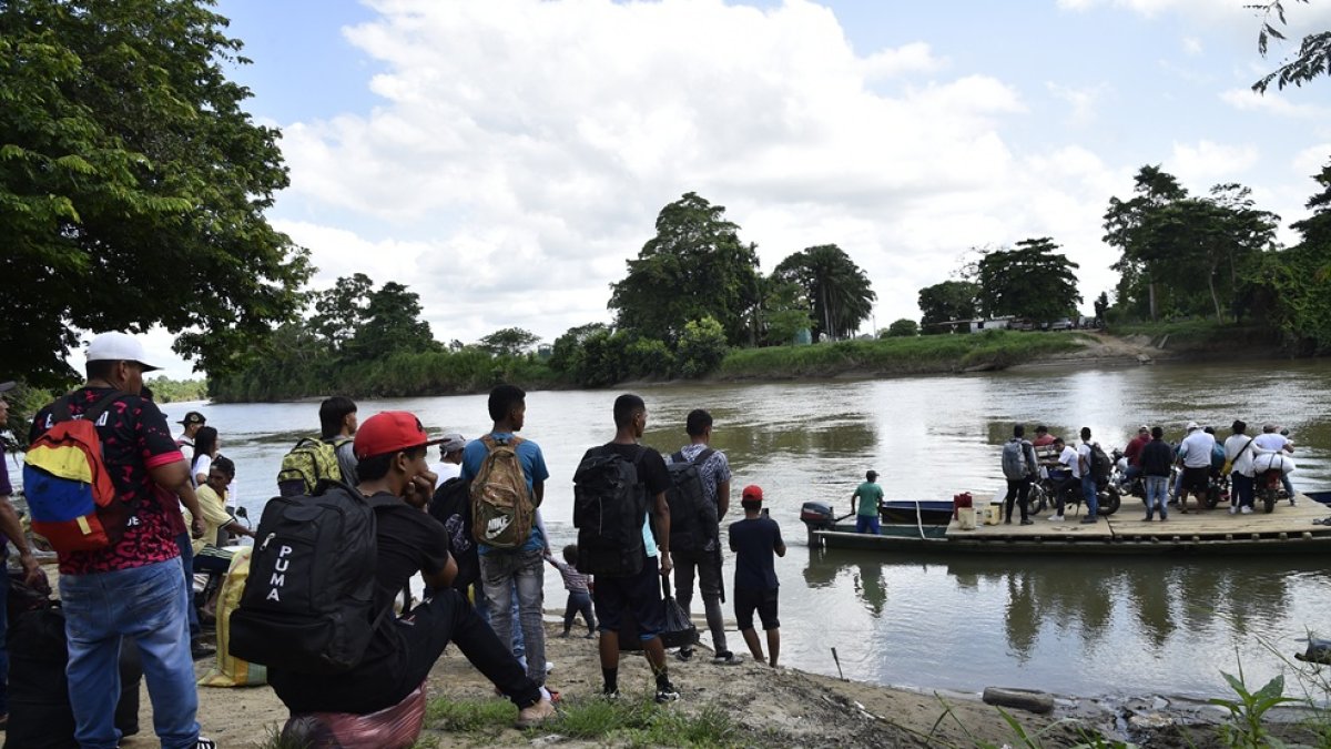 Desplazados por los enfrentamientos entre grupos armados esperan cruzar el río Tarra, que divide a Colombia y Venezuela, en Tibú, departamento de Norte de Santander.