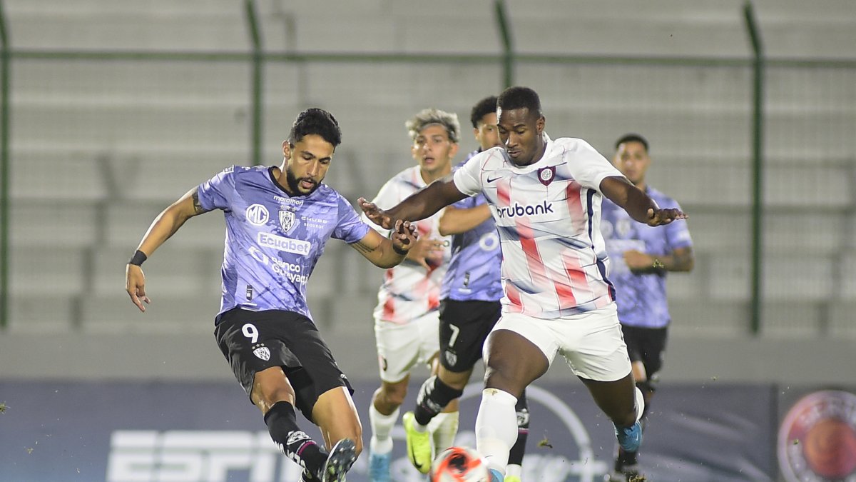 Jeison Medina (i) comandó el ataque de Independiente del Valle en el primer tiempo ante San Lorenzo.