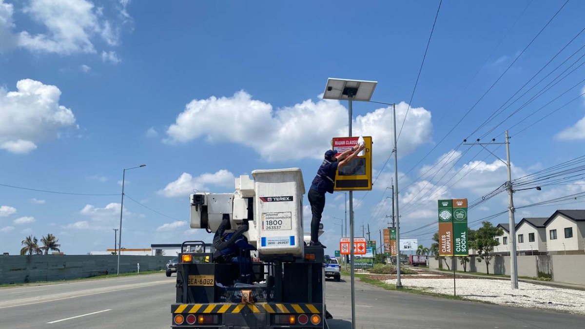 Personal de la CTE clausuró radares de velocidad en varias zonas de Daule, este lunes 20 de enero.