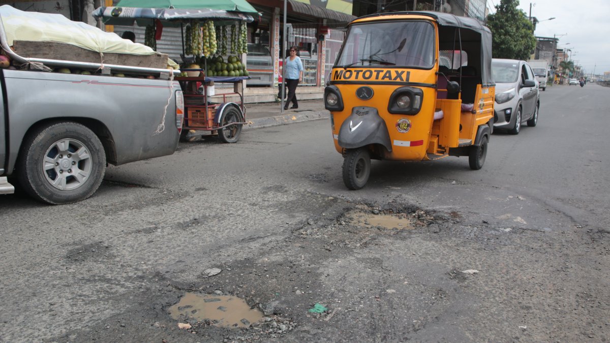 Vías. Antes de llegar al redondel en la calle Ketty Romo Leroux, en la ciudadela Las Orquídeas, se evidencian varios baches.