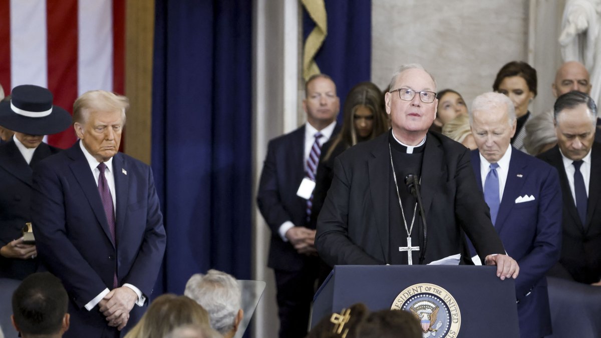 El cardenal Timothy Dolan, arzobispo de Nueva York, pronuncia la invocación durante la ceremonia de inauguración antes de que Donald Trump (izq.) preste juramento.