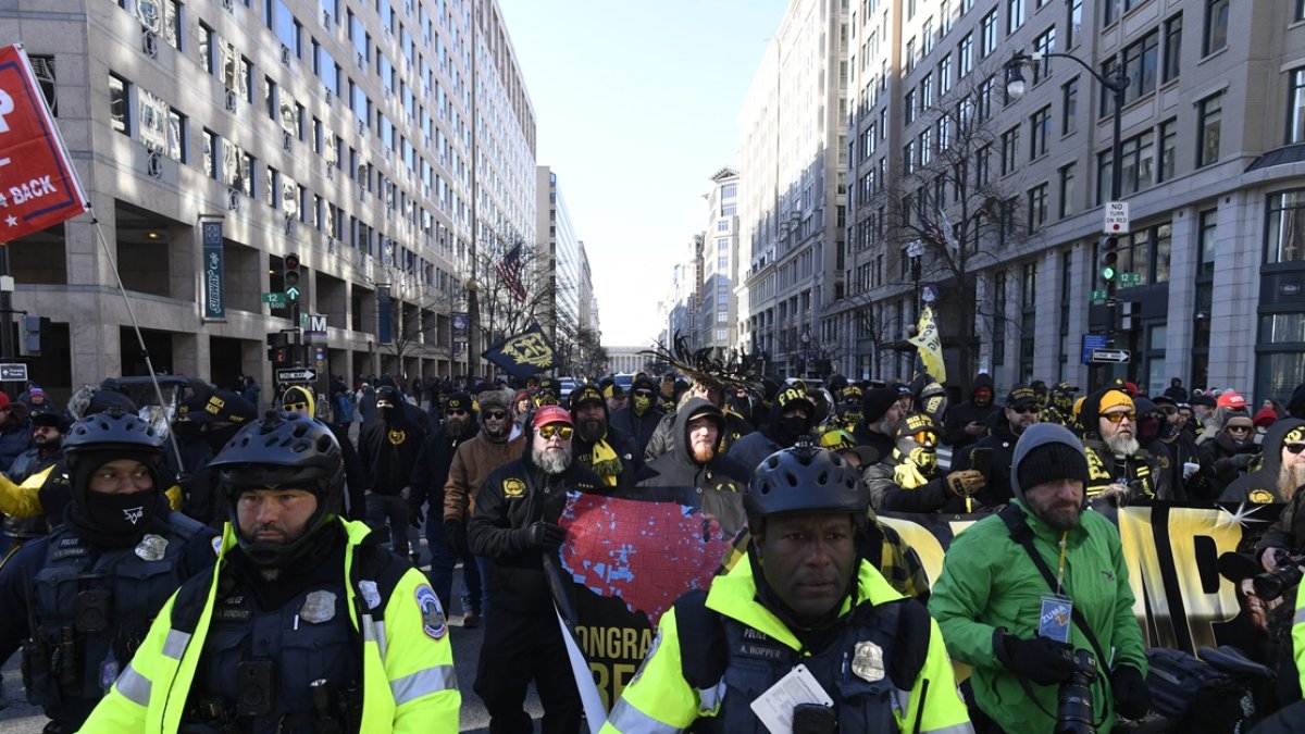 Miembros de los Proud Boys marchan en apoyo del presidente electo de Estados Unidos, Donald Trump, en las calles de Washington, DC, el 20 de enero de 2025.