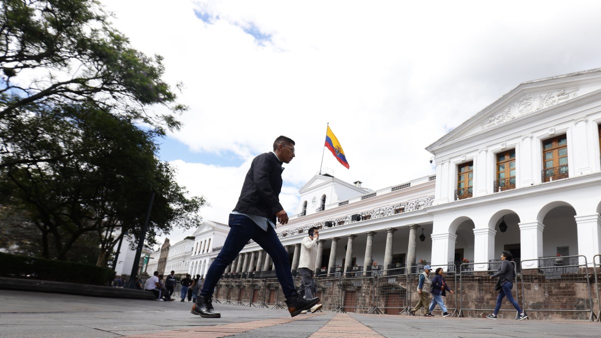 Ante la falta de recursos, el Gobierno optó por el endeudamiento interno.