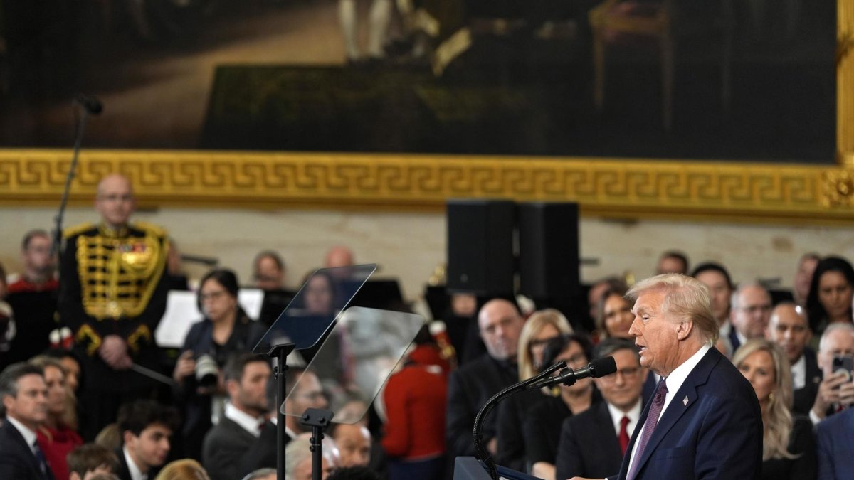 El presidente Donald Trump (R) pronuncia su discurso inaugural durante la 60ª inauguración presidencial en la rotonda del Capitolio en Washington, DC, EE.UU., el 20 de enero de 2025.