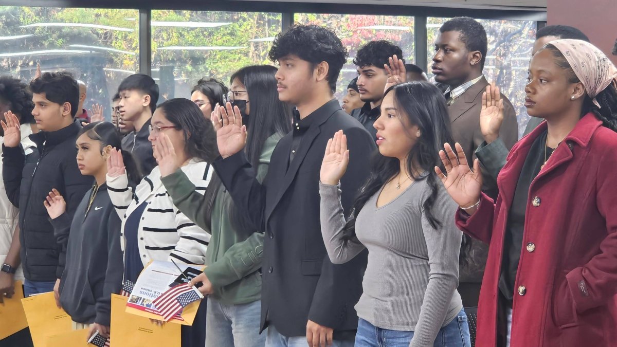 Las personas pueden aplicar al proceso para obtener la ciudadanía de Estados Unidos, pese a no haber nacido en ese país, pero tras cumplir ciertas condiciones.