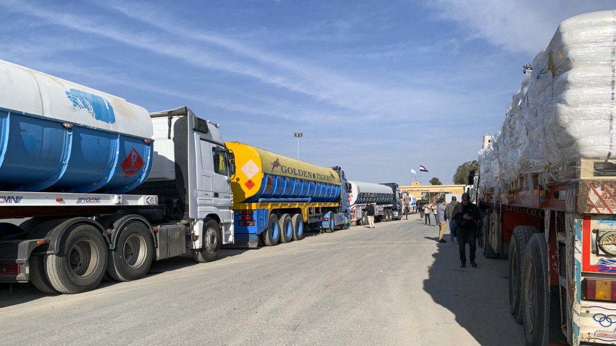 Cientos de camiones de la agencia de la ONU para los refugiados palestinos (UNRWA), la mitad de ellos con alimento y harina, listos para ingresar en Gaza tras la entrada en vigor del alto el fuego.