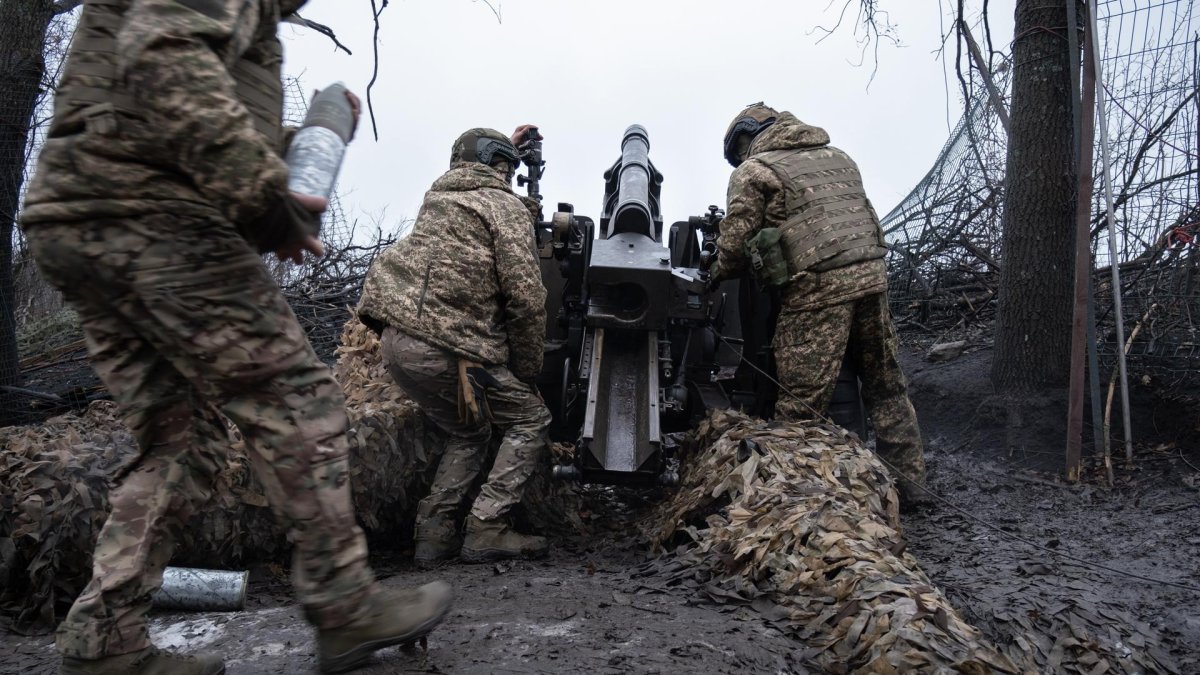 Una unidad de artillería de la Brigada Khartiia de Ucrania se prepara para disparar un obús remolcado M101A1 de fabricación estadounidense, en la región de Járkov.