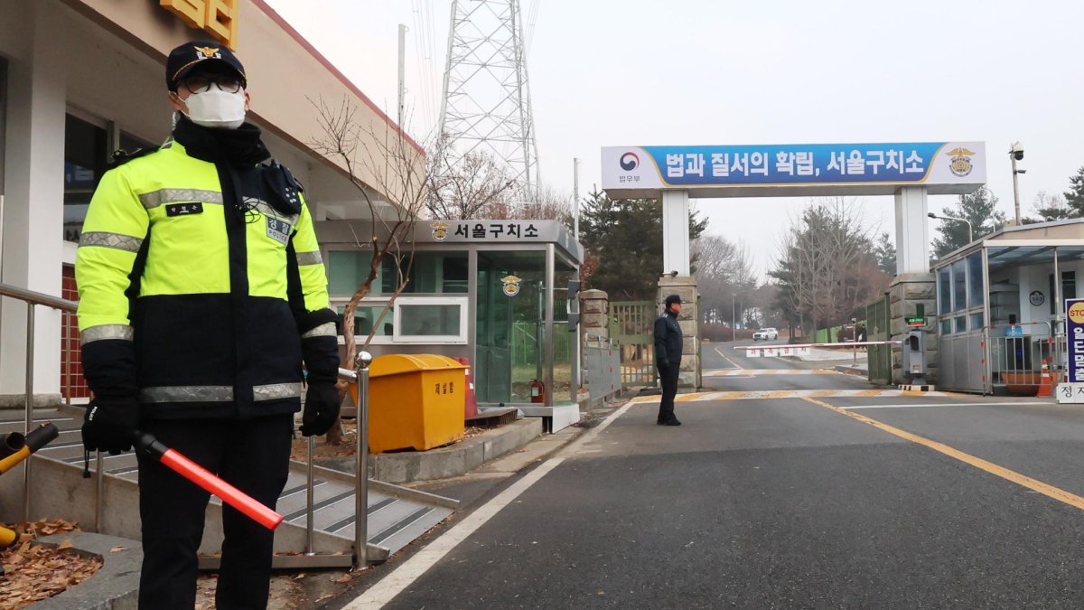 Agentes de policía hacen guardia frente al Centro de Detención de Seúl en Uiwang, a 25 kilómetros al sur de Seúl, donde se encuentra encarcelado el presidente arrestado, Yoon Suk Yeol.