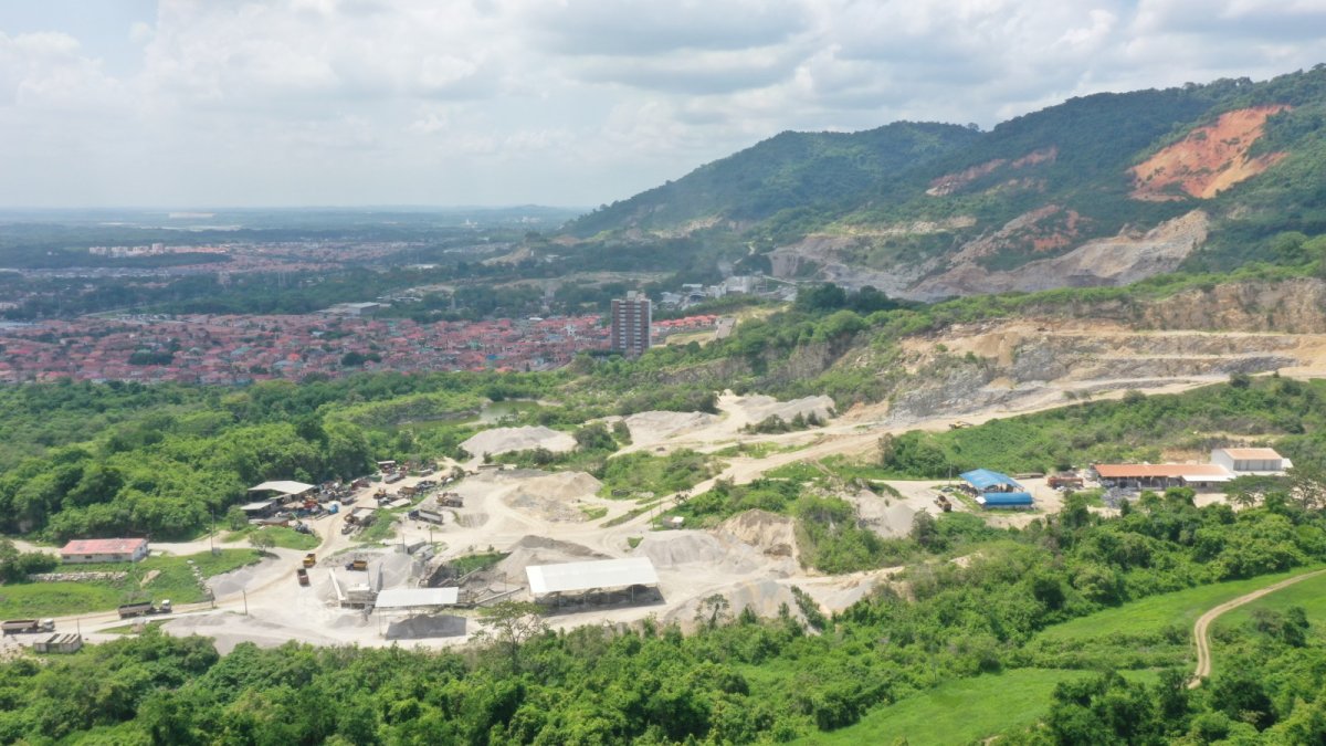 Una de las canteras clausuradas en la vía a la costa por funcionarios del Municipio de Guayaquil, este lunes 20 de enero.