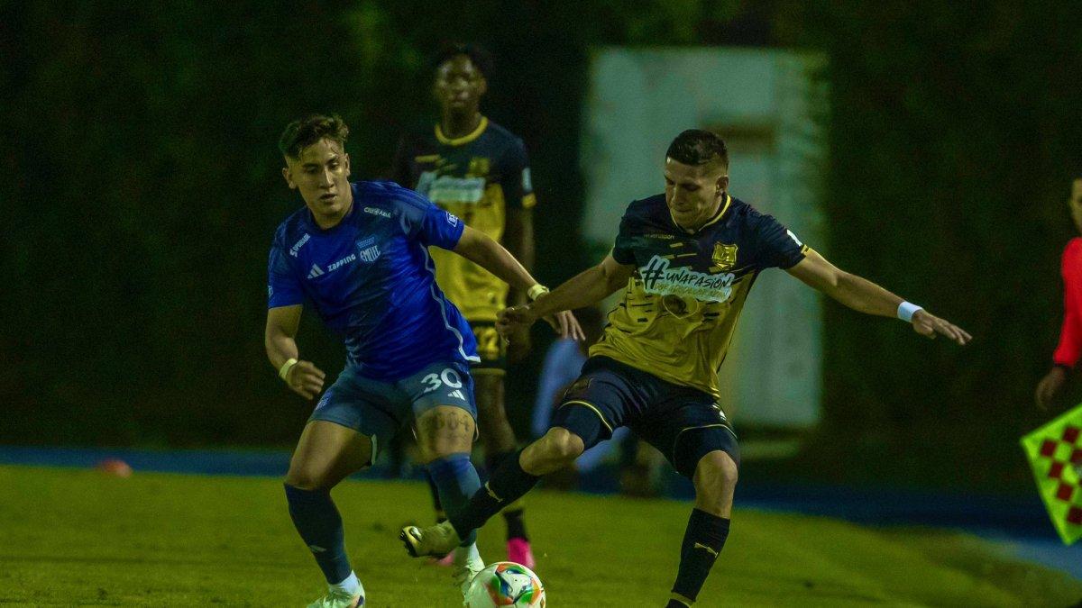 Tommy Chamba (i) mediapunta del Bombillo, disputa una pelota contra un futbolista del equipo colombiano Águilas Doradas, de Colombia.